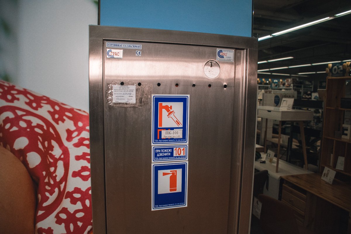 В таких шкафчиках находятся огнетушители, ключи от них у у охраны ТЦ