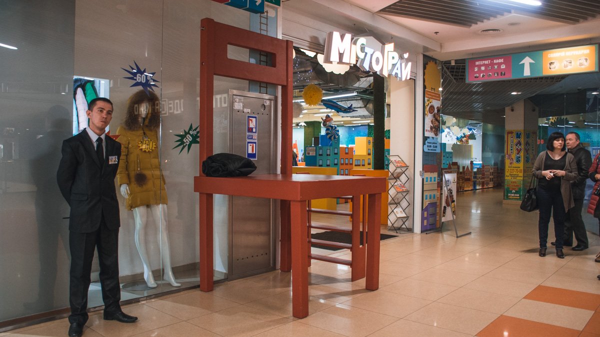 Стул закрывает шкафчик с огнетушителем, однако он легко отодвигается