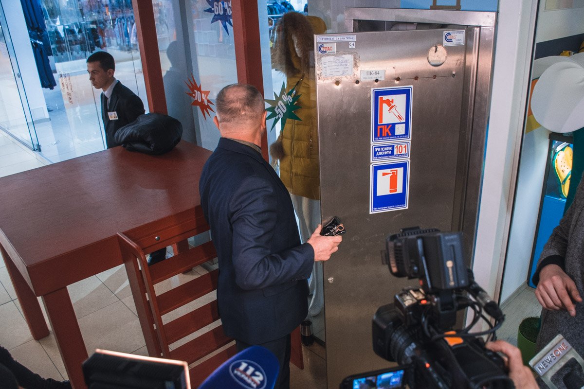 Начальник охраны показывает всем как отрываются шкафчики и срок годности баллонов