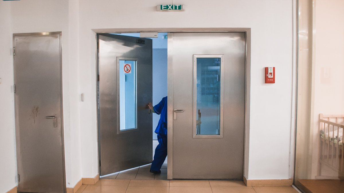 Персонал может открывать запасные двери в ТЦ при помощи пропусков