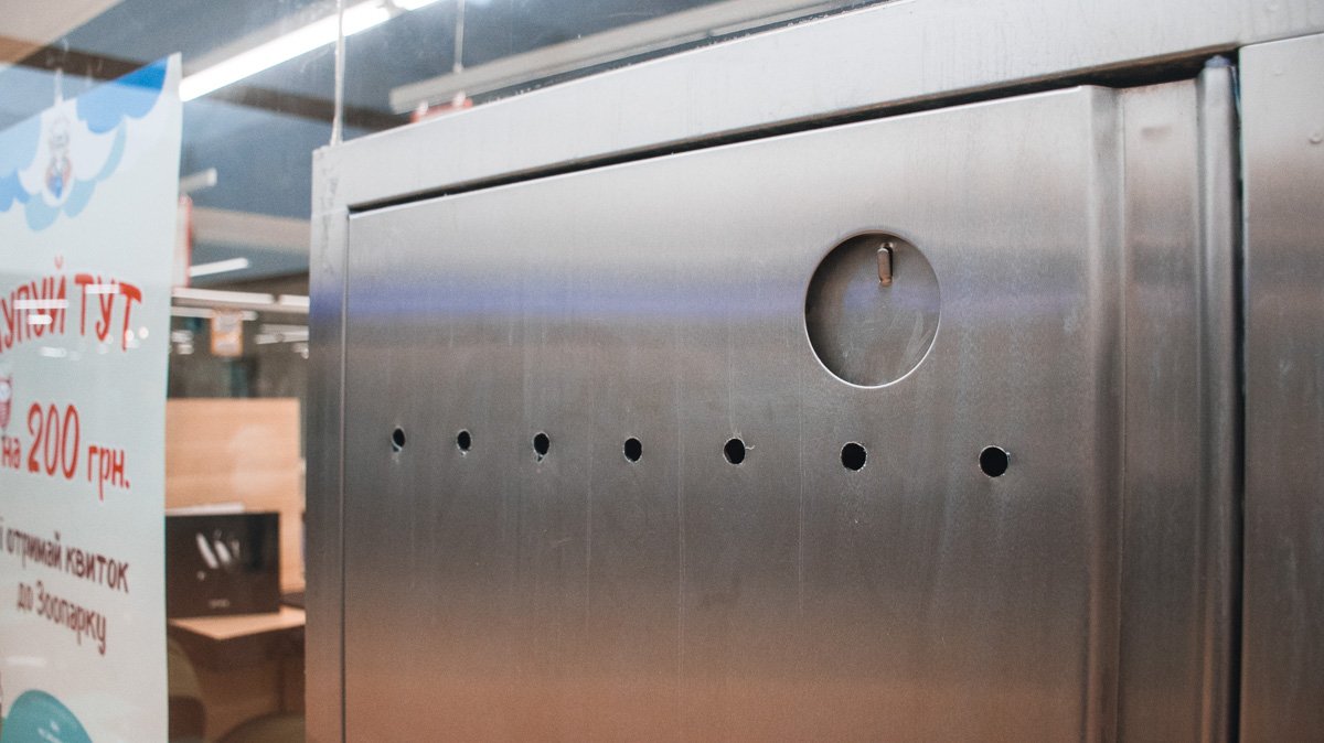 В этом окошке должен храниться ключ от шкафа с огнетушителем - его забирают, из-за зорных подростков в ТЦ