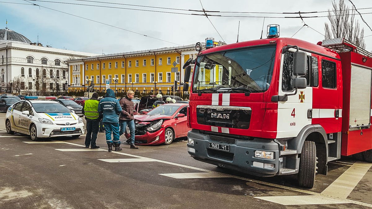 Автомобили столкнулись на пересечении Владимирской улицы и бульвара Шевченко Автомобили столкнулись на пересечении Владимирской улицы и бульвара Шевченко