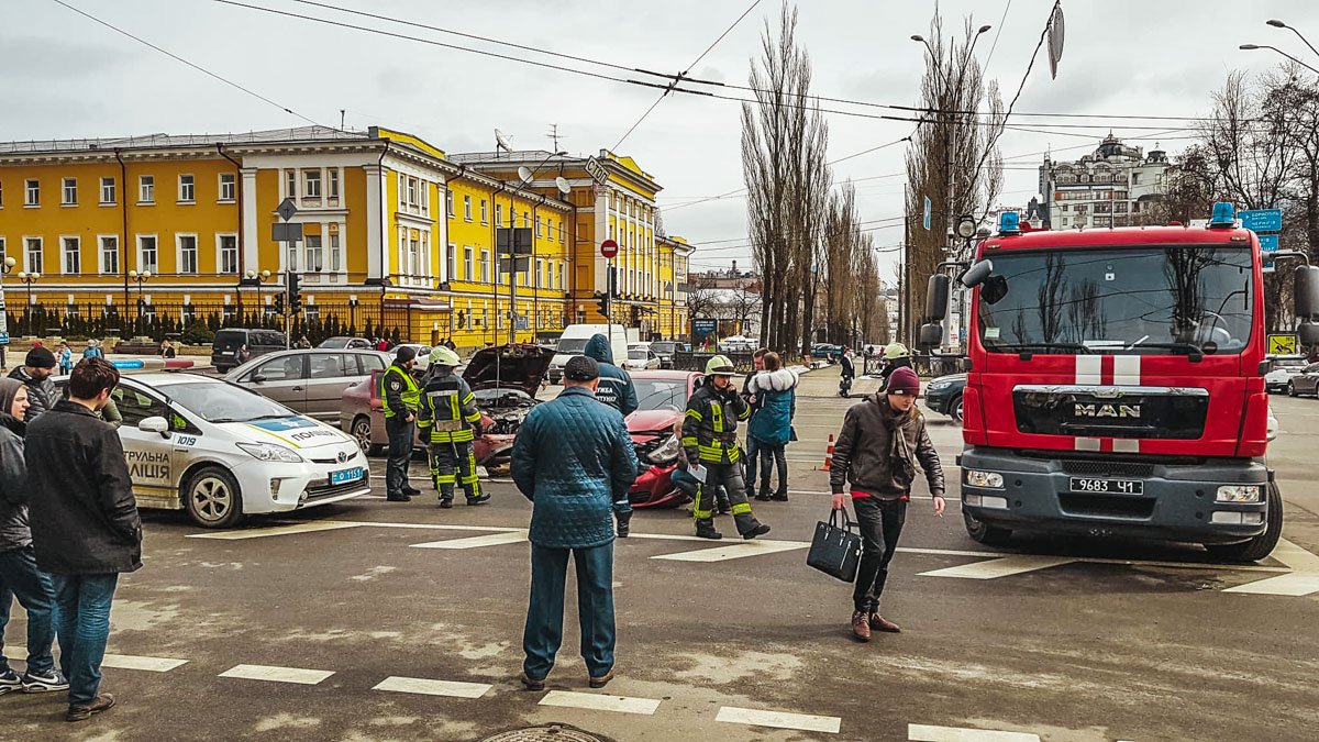 Спасатели отключали аккумулятор во избежании возгорания авто Спасатели отключали аккумулятор во избежании возгорания авто
