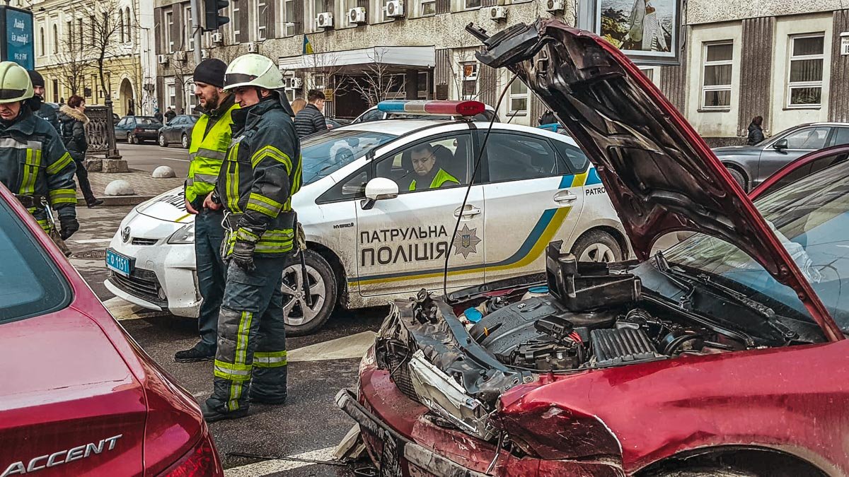 В центре Киева образовалась огромная пробка В центре Киева образовалась огромная пробка