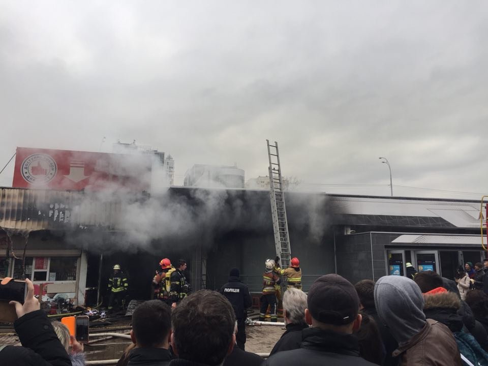 Служба ГСЧС ликвидирует очаг возгорания