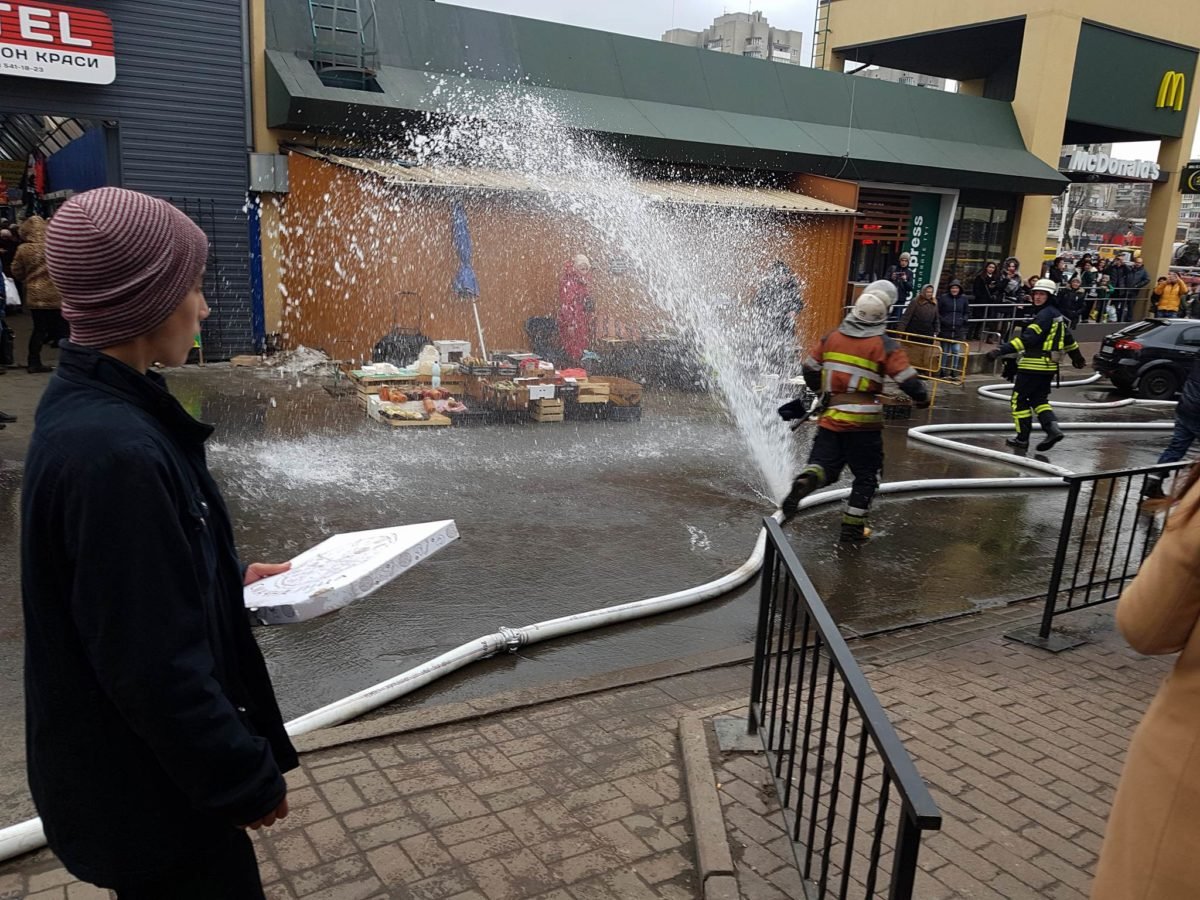 На месте пожара было 35 человек личного состава ГСЧС Киева На месте пожара было 35 человек личного состава ГСЧС Киева