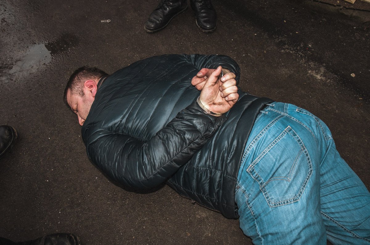 Мужчина кинулся на правоохранителей с кулаками Мужчина кинулся на правоохранителей с кулаками