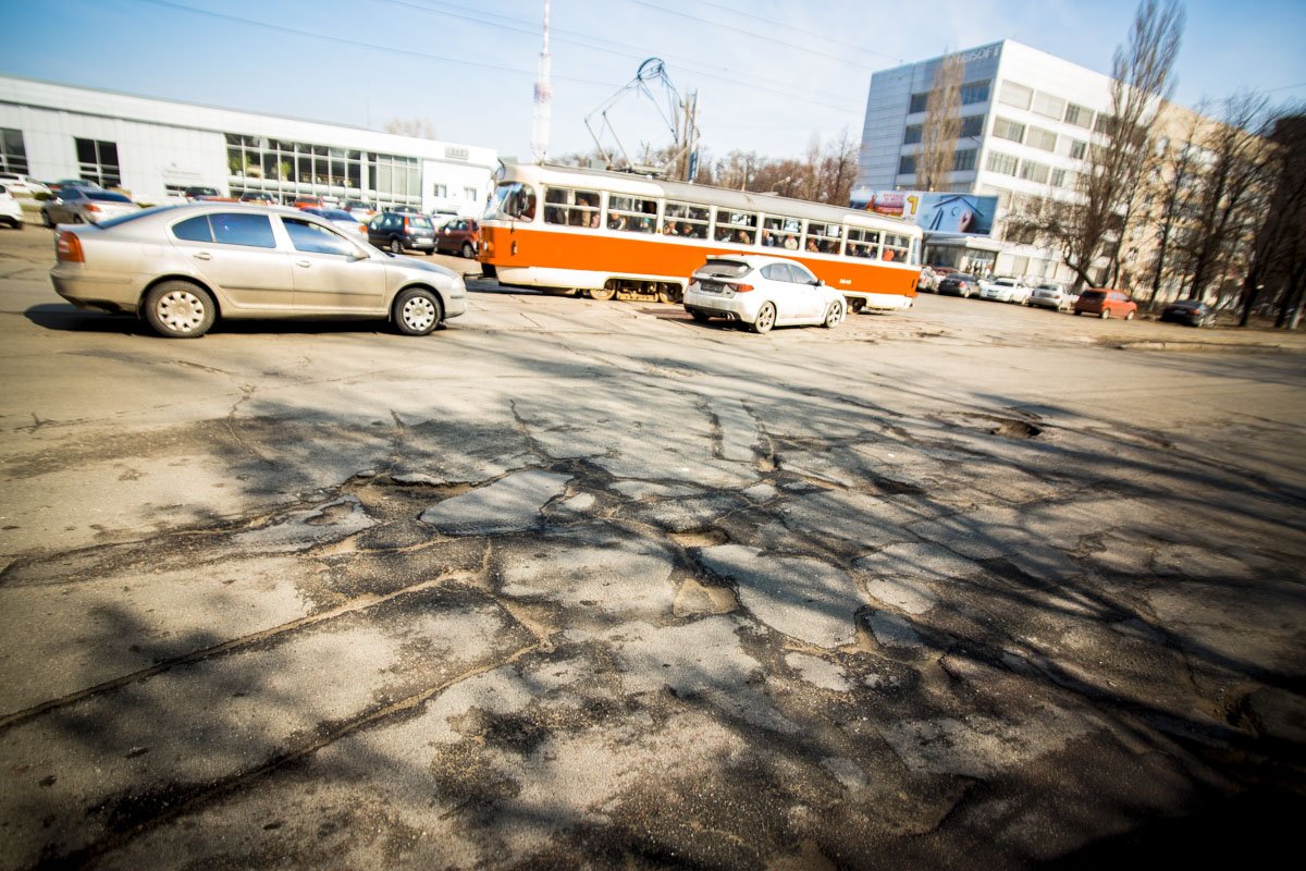 Дорожное покрытие сплошь разбито