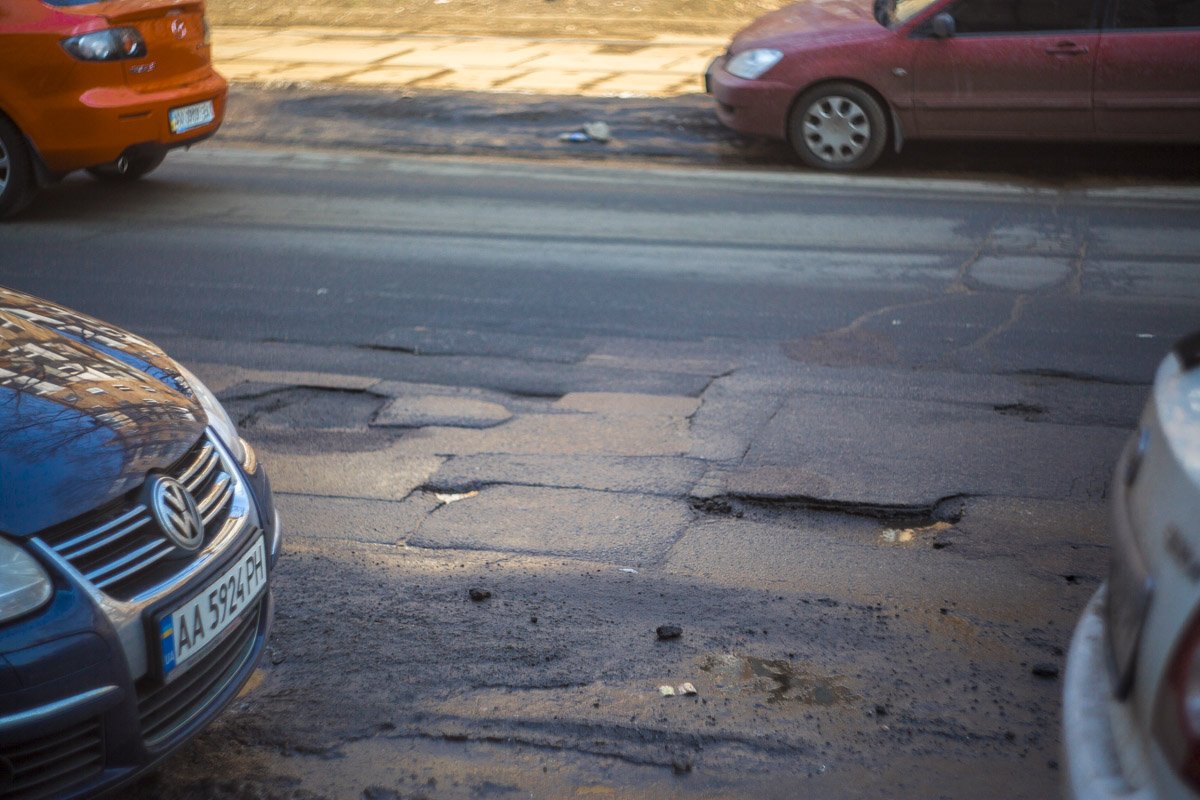 Дорога выглядит словно картина, в которой не хватает пазлов