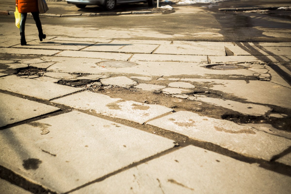В таких ямах можно повредить не только колеса, но и ноги