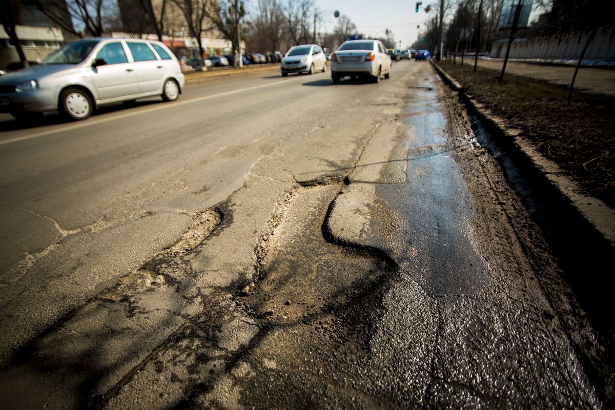 С каждым днем эти выбоины становятся глубже