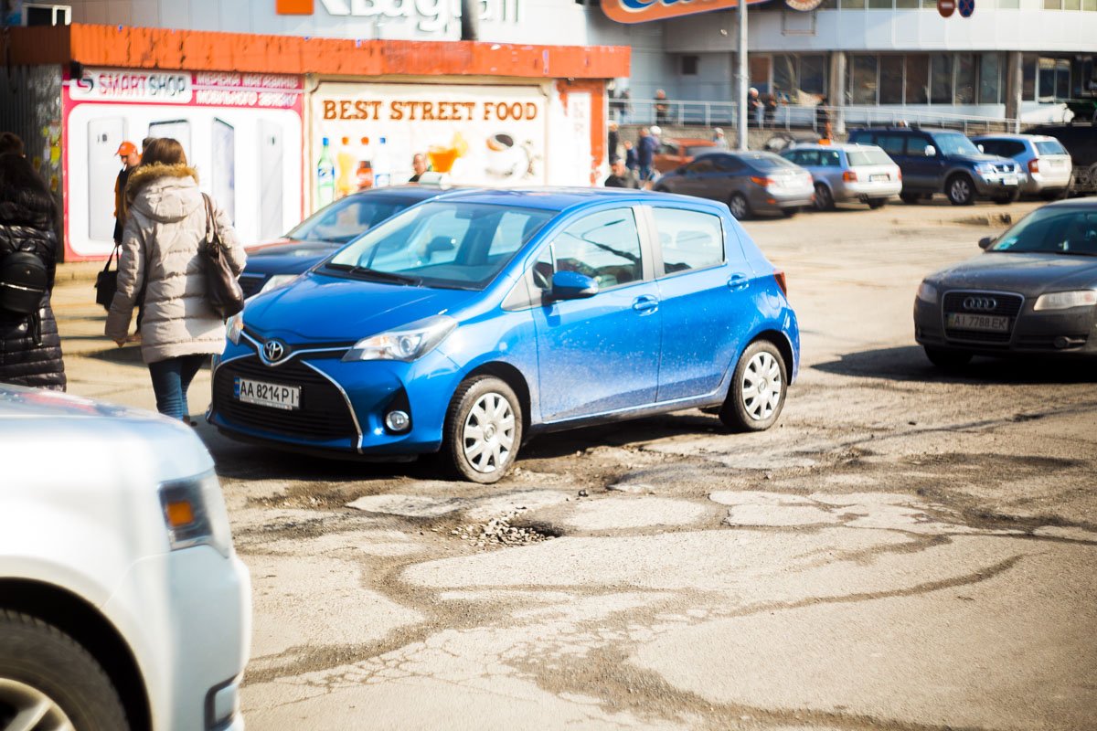 С таким дорожным покрытием и ограничение скорости не надо. Зато пешеходам удобно переходить в неположенных местах! 