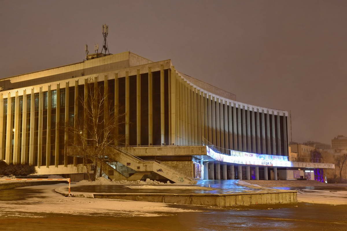 Дворец "Украина" непоколебим и готов принимать новых гостей Дворец "Украина" непоколебим и готов принимать новых гостей