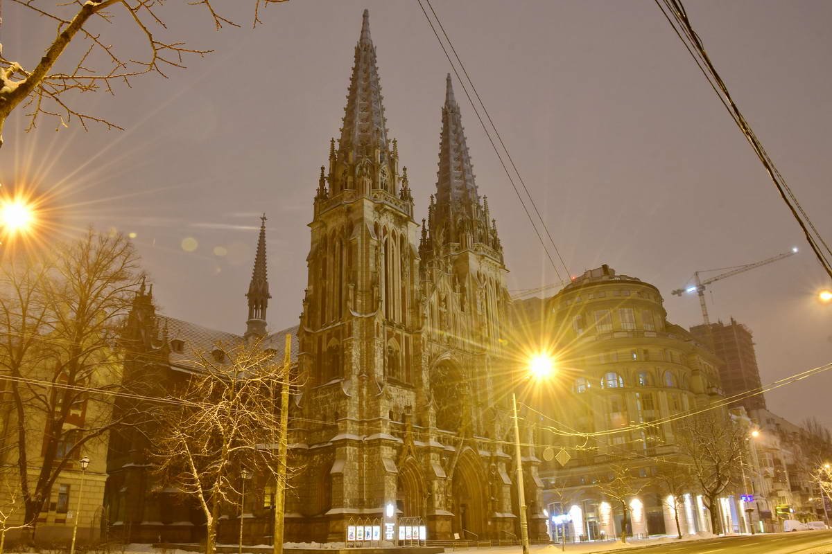 Снег на крышах костела растопит звучание музыки органа Снег на крышах костела растопит звучание музыки органа