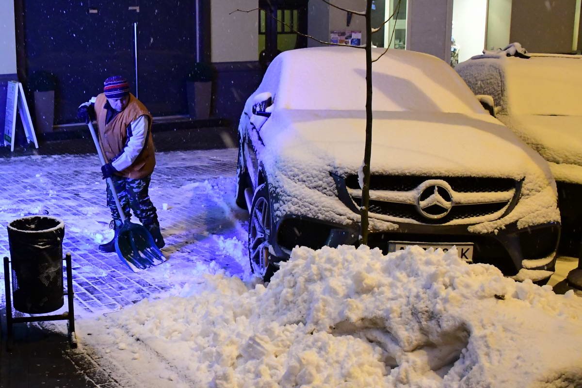 Коммунальщики готовят город к утренней суете Коммунальщики готовят город к утренней суете
