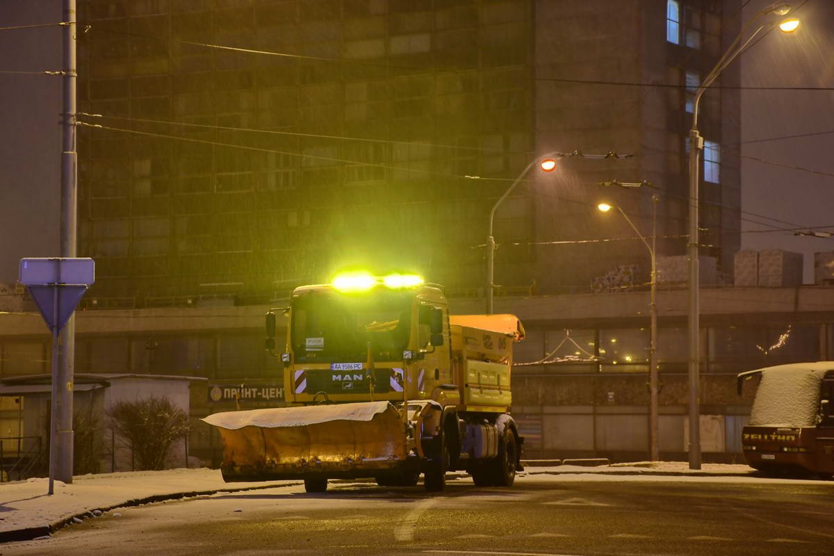 На дорогах работает коммунальная техника На дорогах работает коммунальная техника