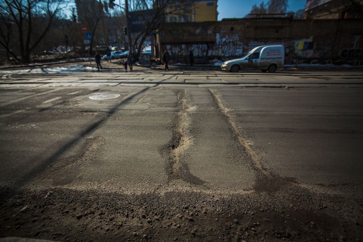 Ямы вдоль всей дороги и объехать их невозможно