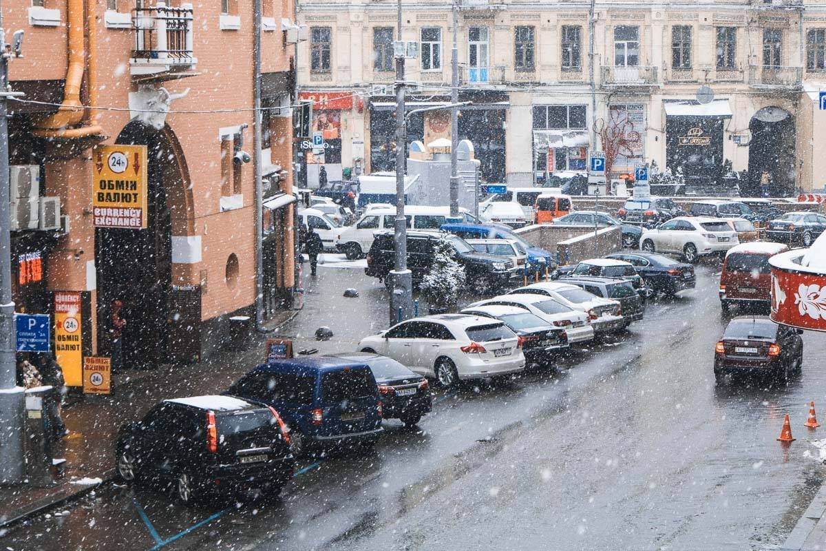 С самого утра столицу засыпает снегом