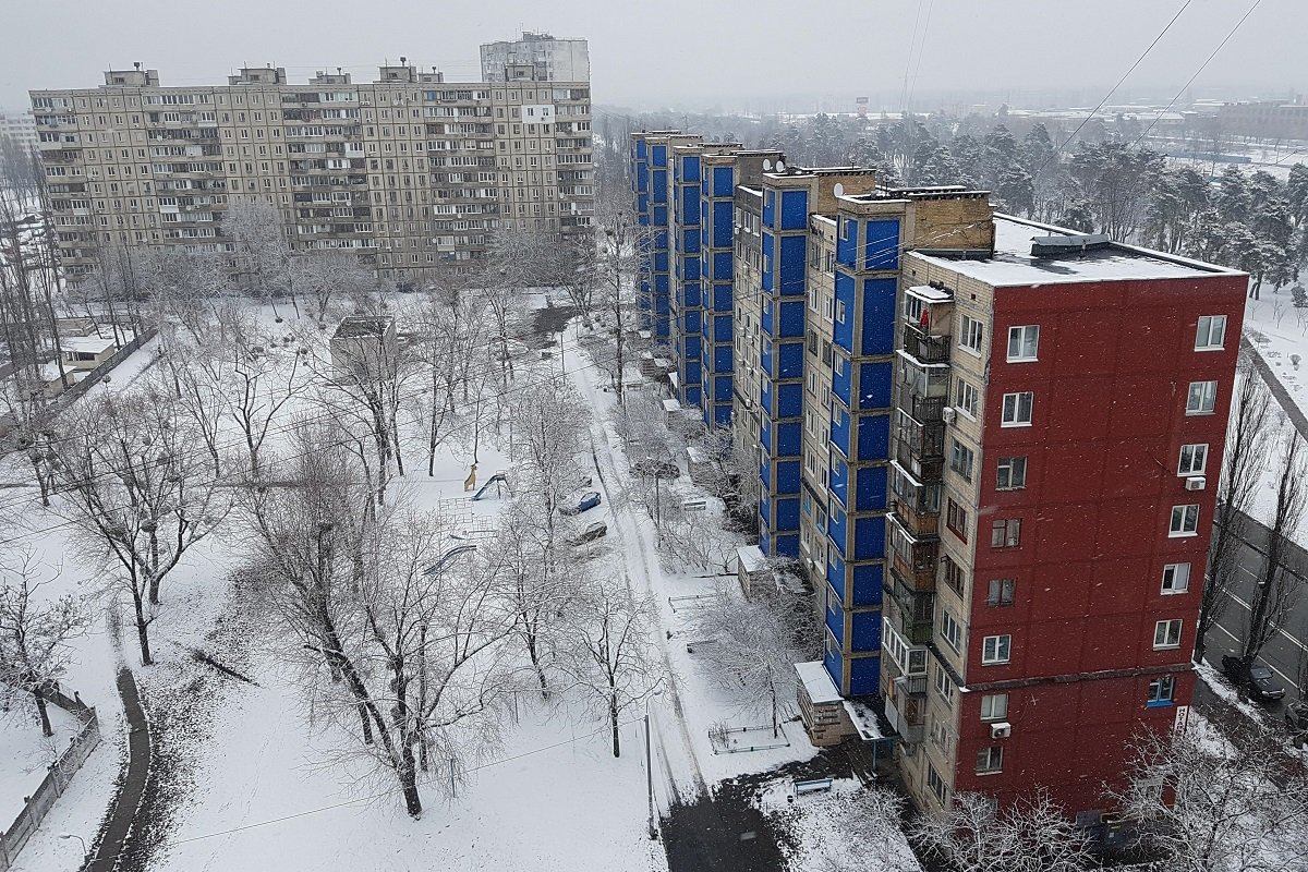 Спальные районы Киева тоже запорошило снегом