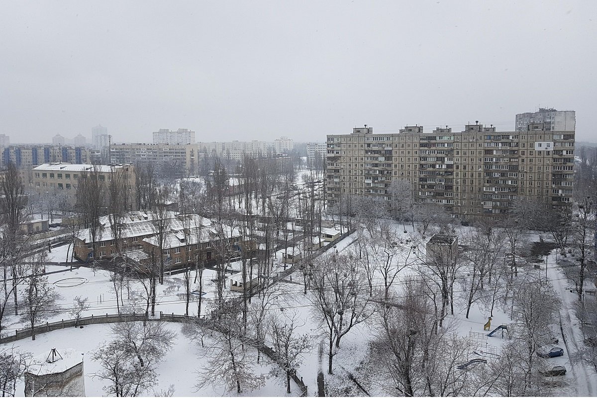 Неприглядные многоэтажки безмолвно стоят, укрытые белым покрывалом