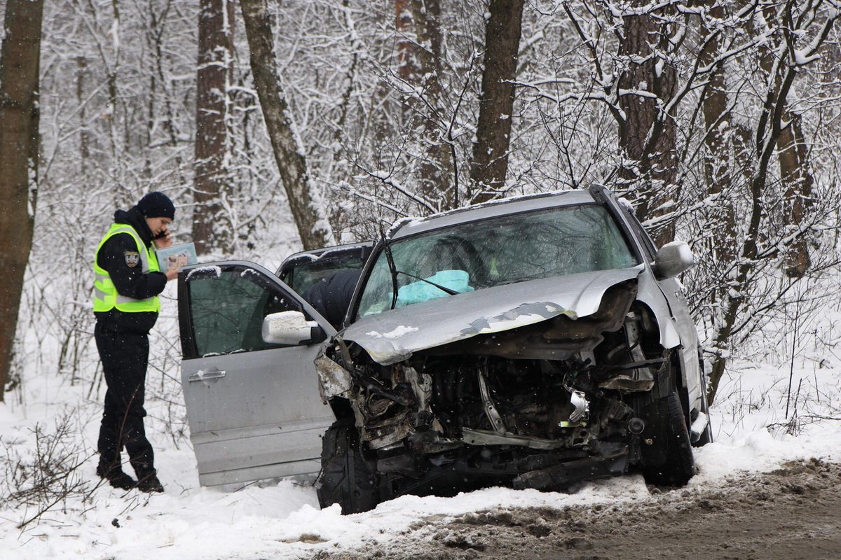 На месте полиция отбирает комментарии у участников аварии