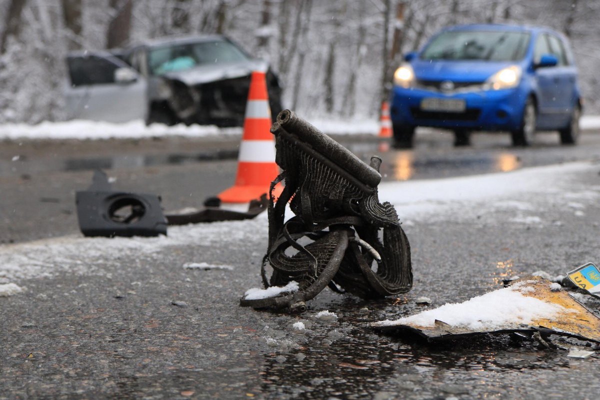 Детали авто разбросаны по трассе