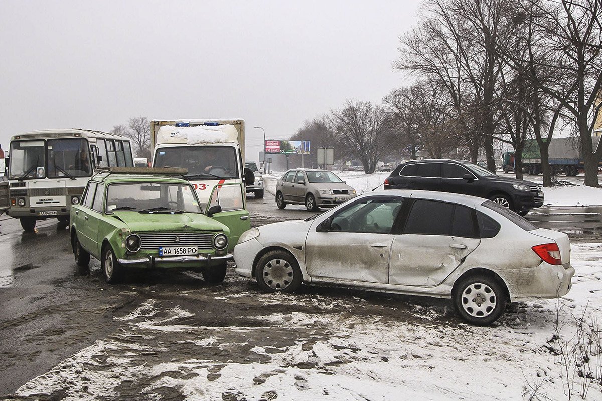 ДТП в Киеве на Большой Окружной: водитель Жигулей попал в больницу 3