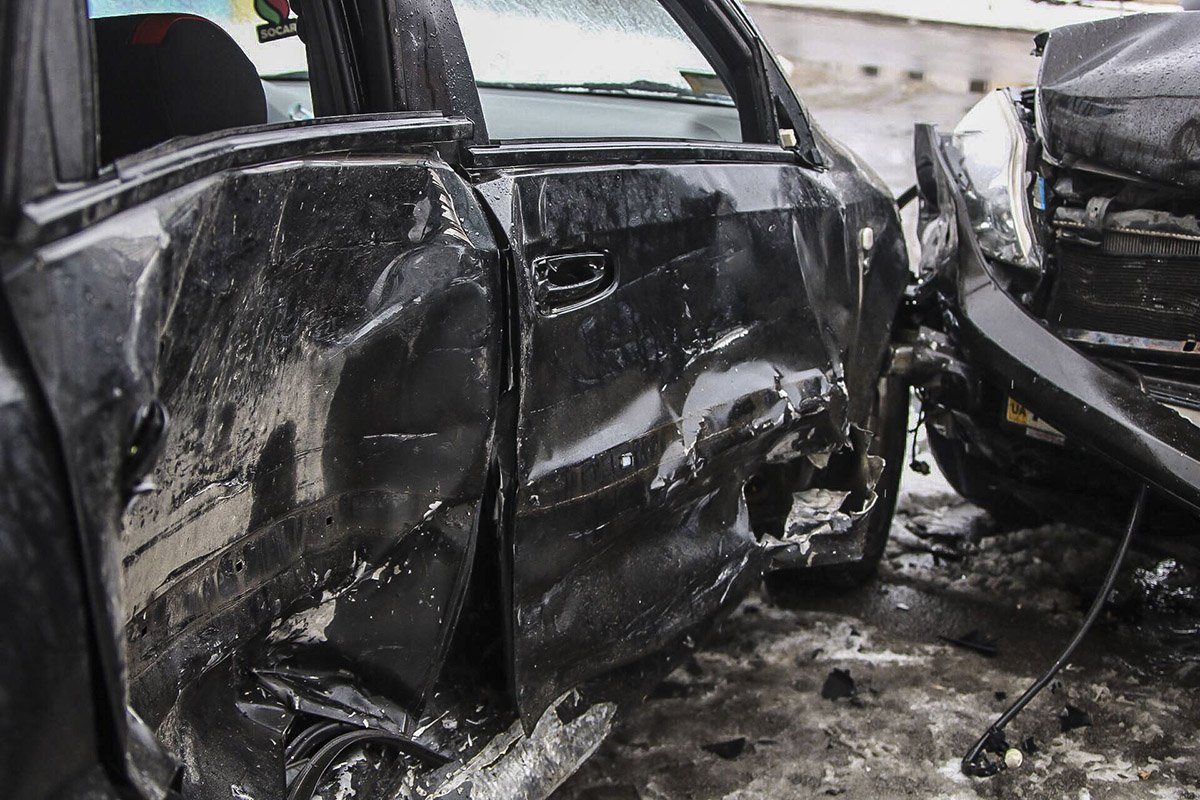 У Chevrolet смята вся правая часть У Chevrolet смята вся правая часть