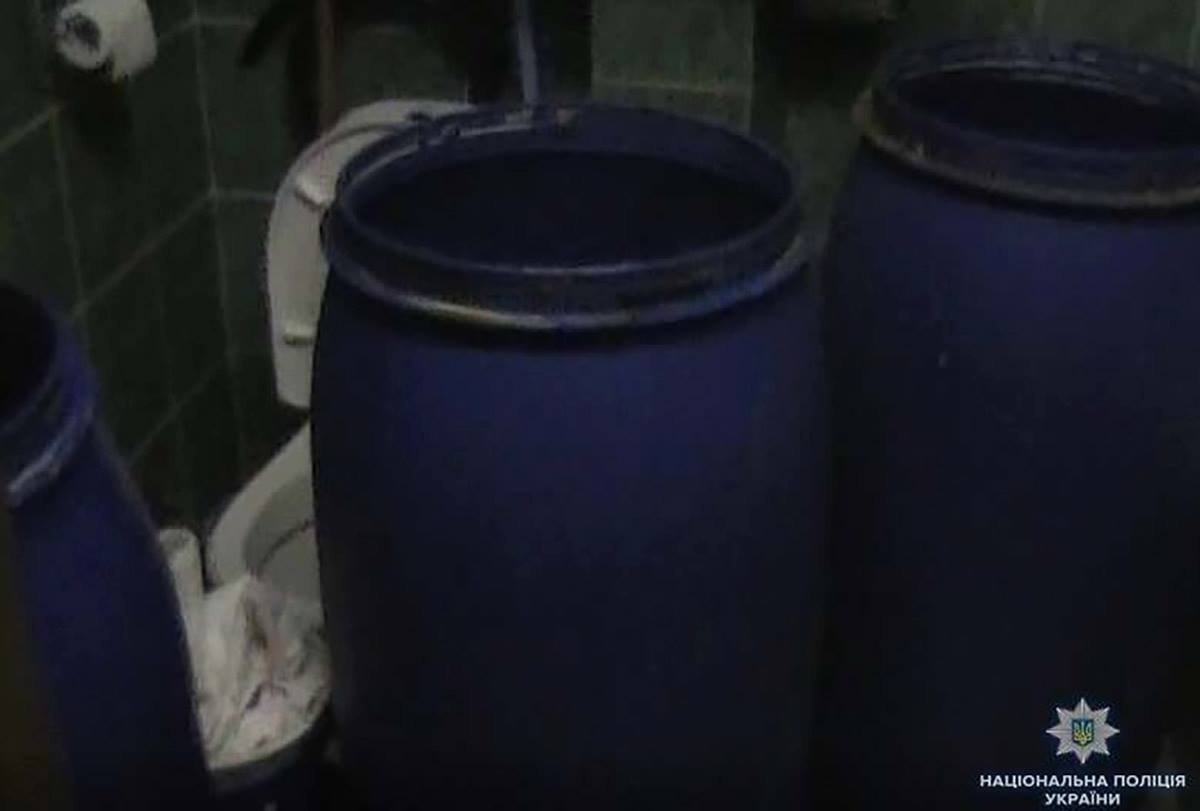 В туалете полицейские нашли три бочки с брагой