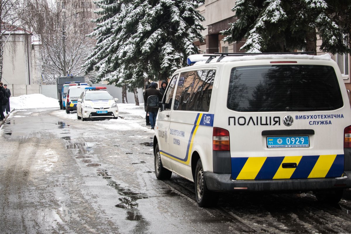Полиция проверяла здание на наличие взрывчатки 
