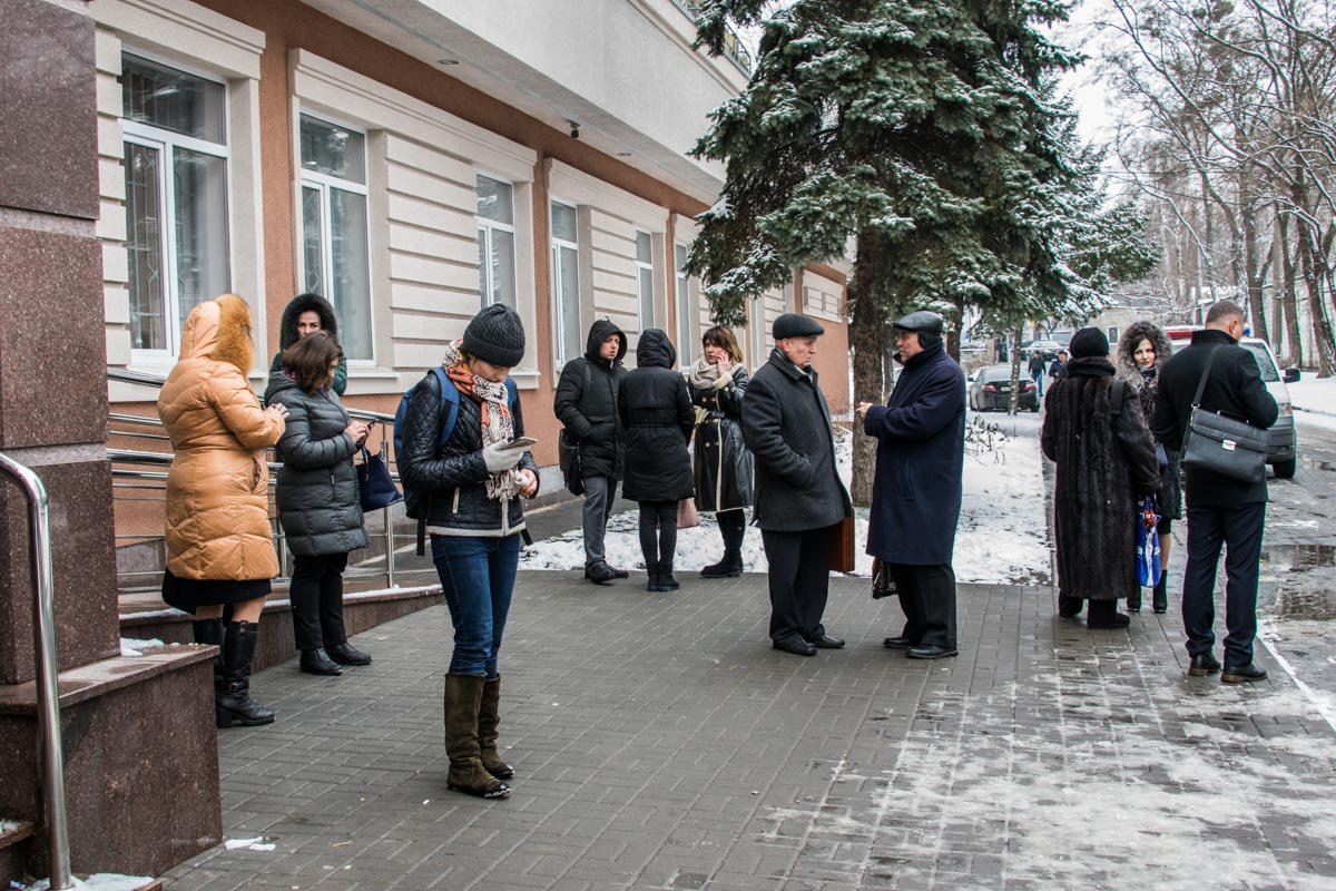 Люди ждали у входа, когда смогут попасть на свое слушанье 