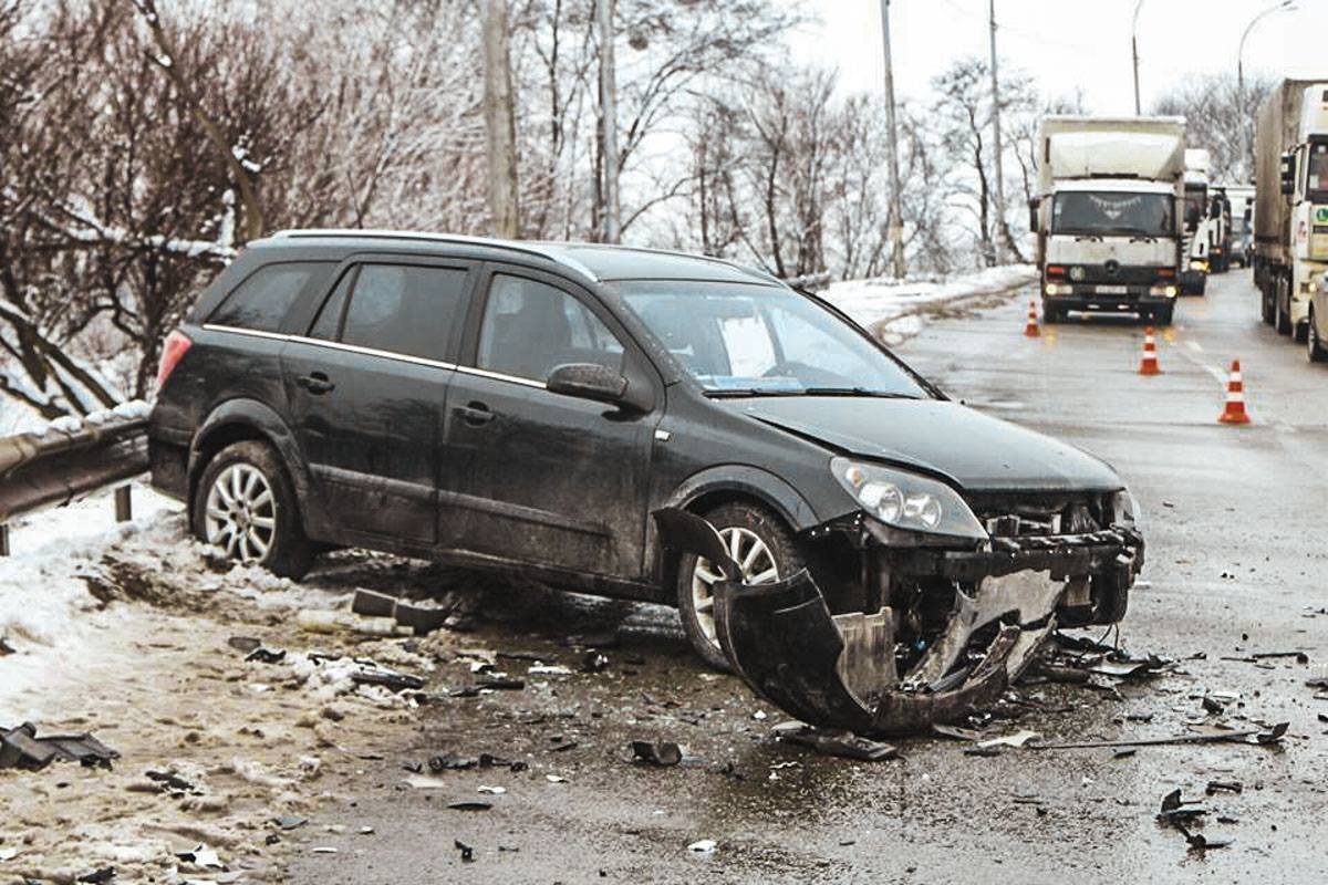 Осколки от автомобилей разбросаны по всей дороге