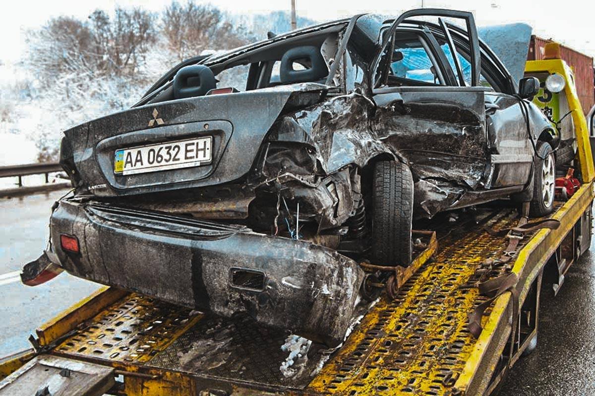 Mitsubishi Lancer занесло на мокрой дороге