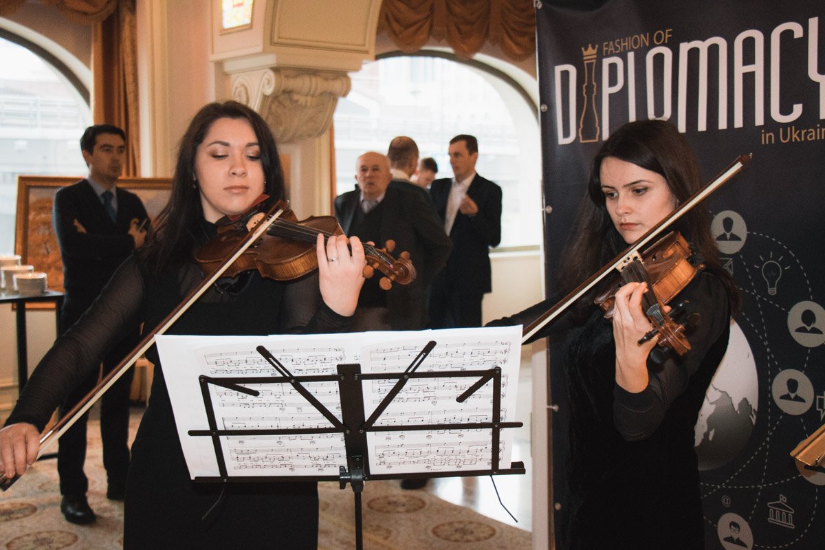 Перед началом церемонии гостей развлекали скрипачки Перед началом церемонии гостей развлекали скрипачки