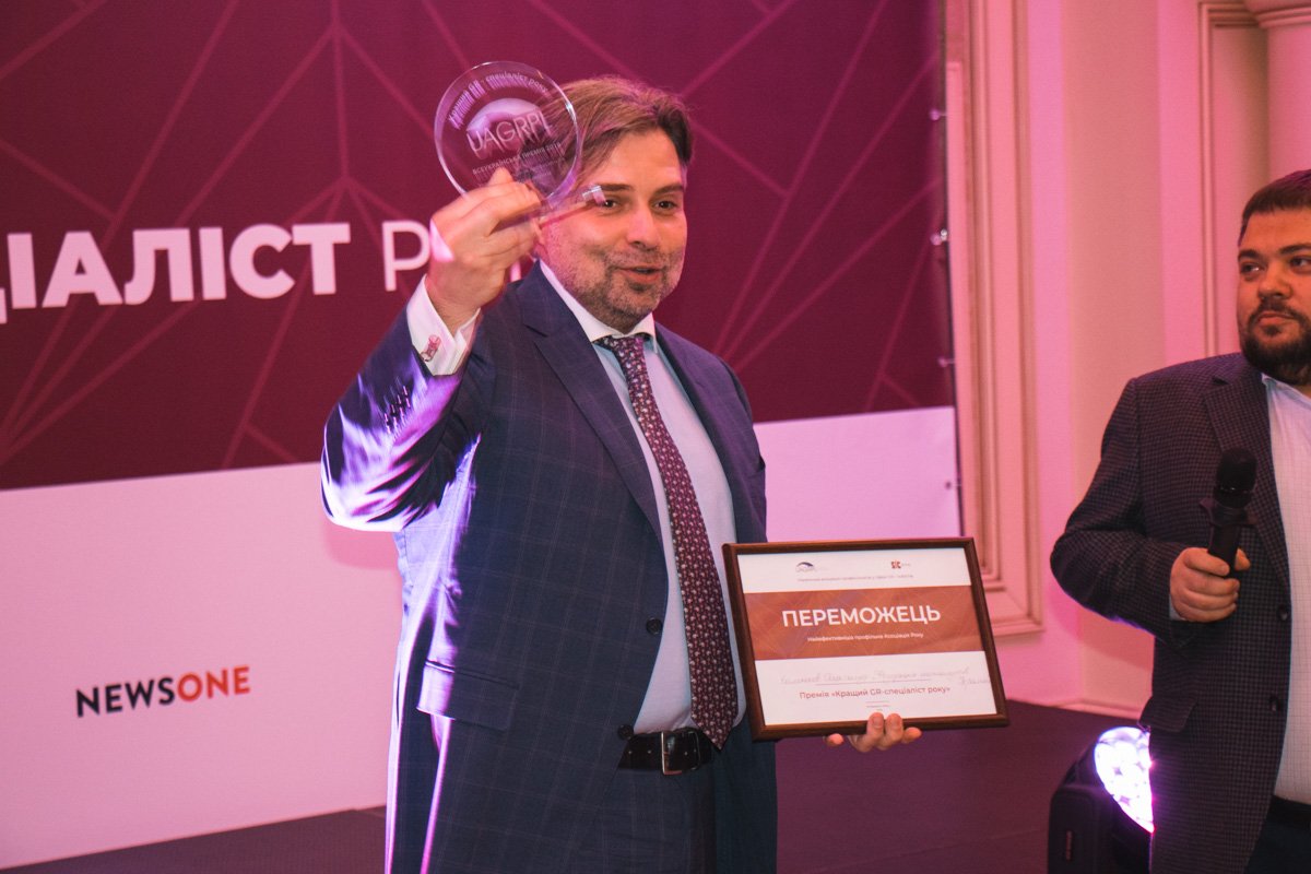 В одной руке диплом, во второй награда, а на лице улыбка В одной руке диплом, во второй награда, а на лице улыбка