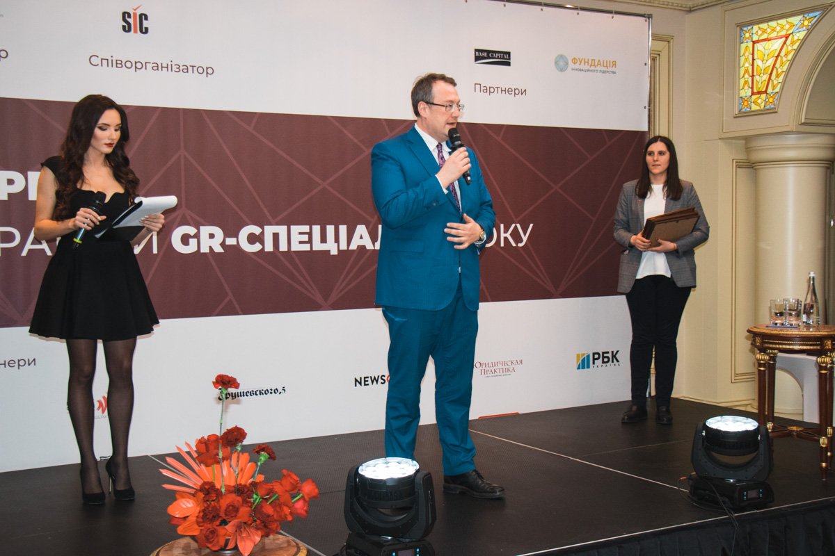 Народный депутат Антон Геращенко также вручил награды победителям Народный депутат Антон Геращенко также вручил награды победителям