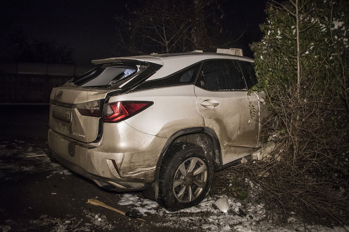 Lexus протаранил забор жилого дома Lexus протаранил забор жилого дома