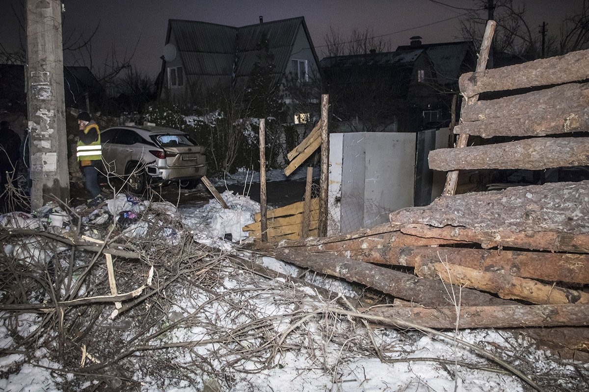 В результате аварии пострадало два забора В результате аварии пострадало два забора