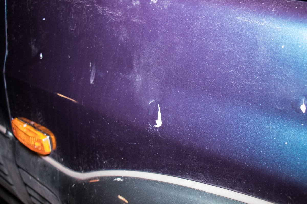 Следы осколков остались на рядом припаркованных автомобилях Следы осколков остались на рядом припаркованных автомобилях