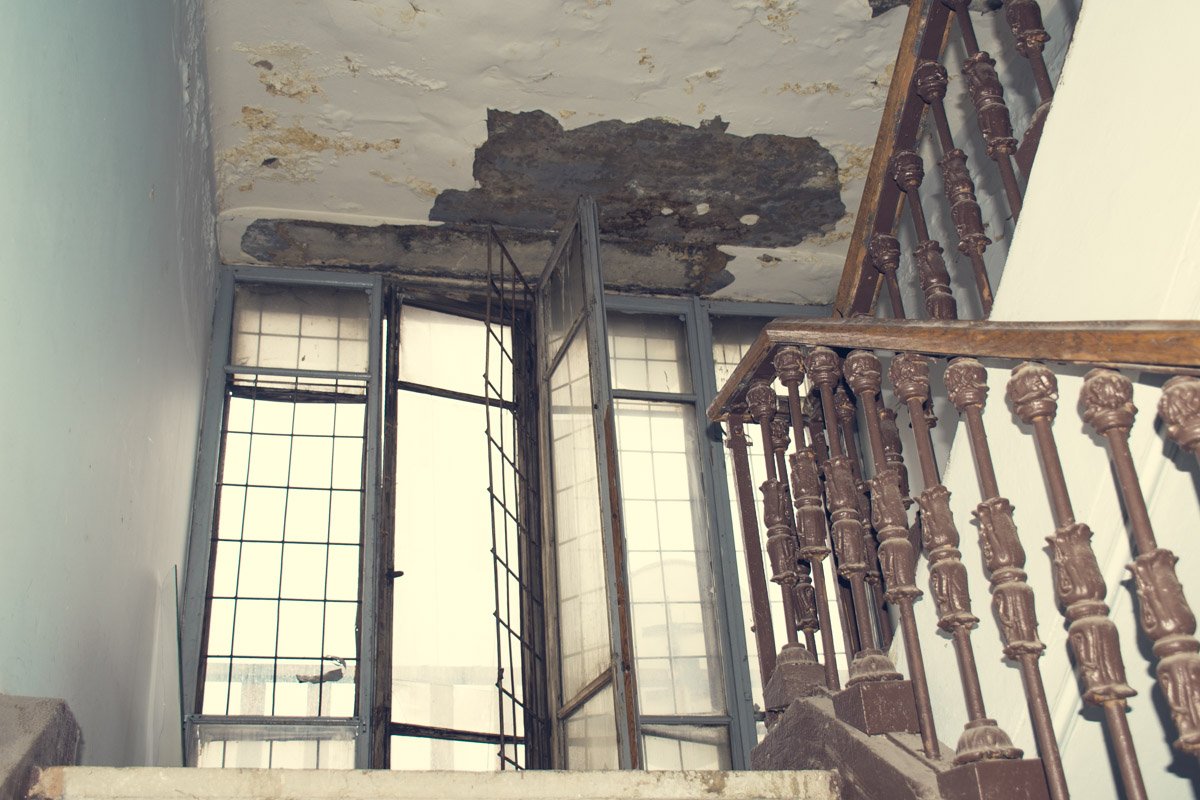 Ситуация с крышей приводит к невозможности проживания на последних этажах