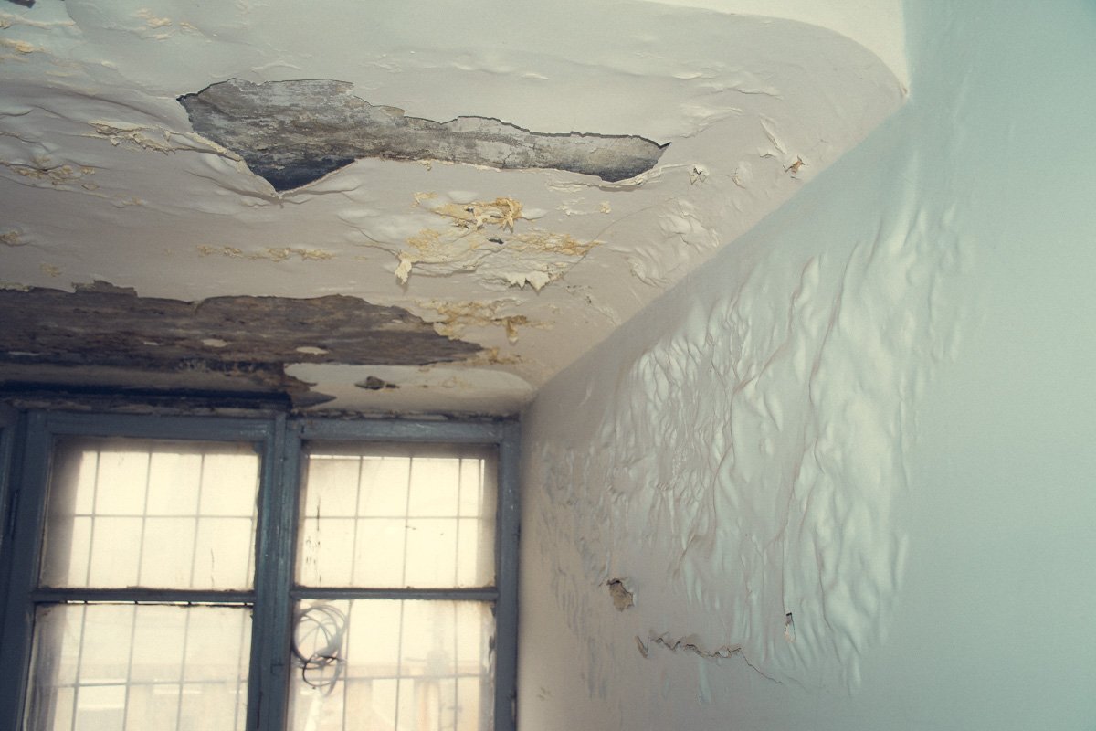 Потолок на последнем этаже дома протекает
