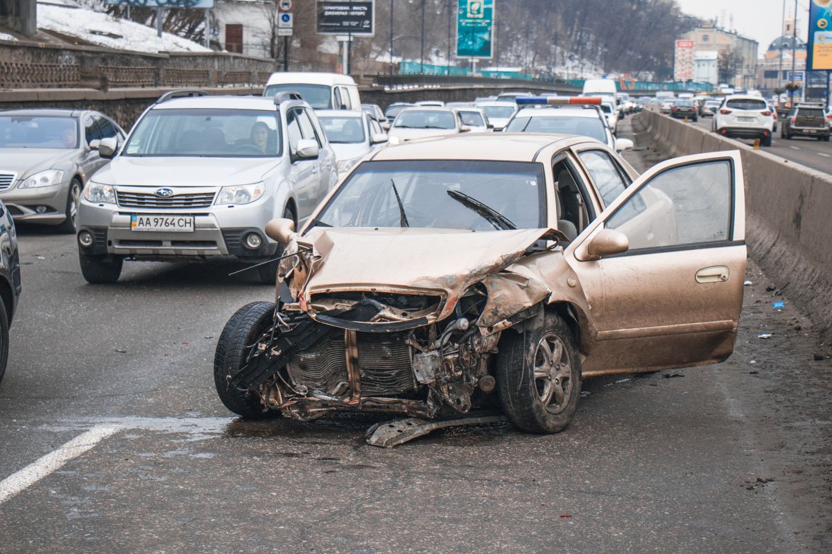 Разбитый Geely ожидает эвакуатор