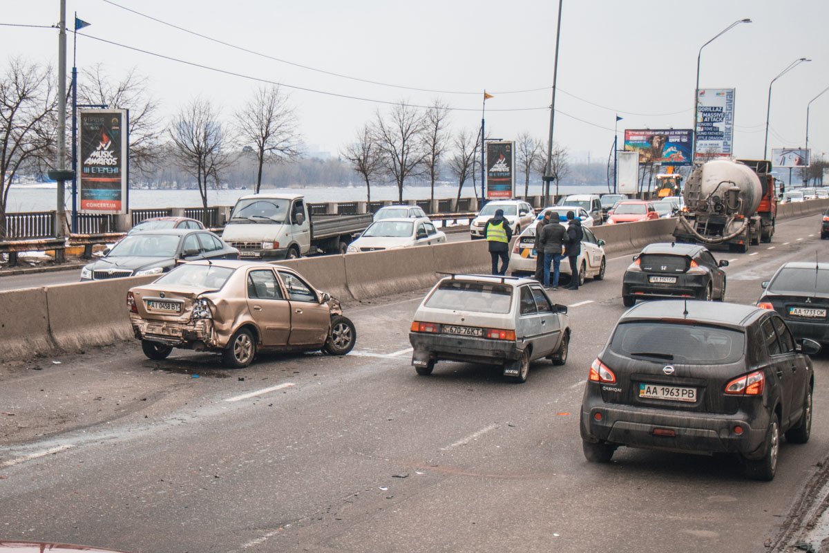 Машину Geely крутило по всей дороге