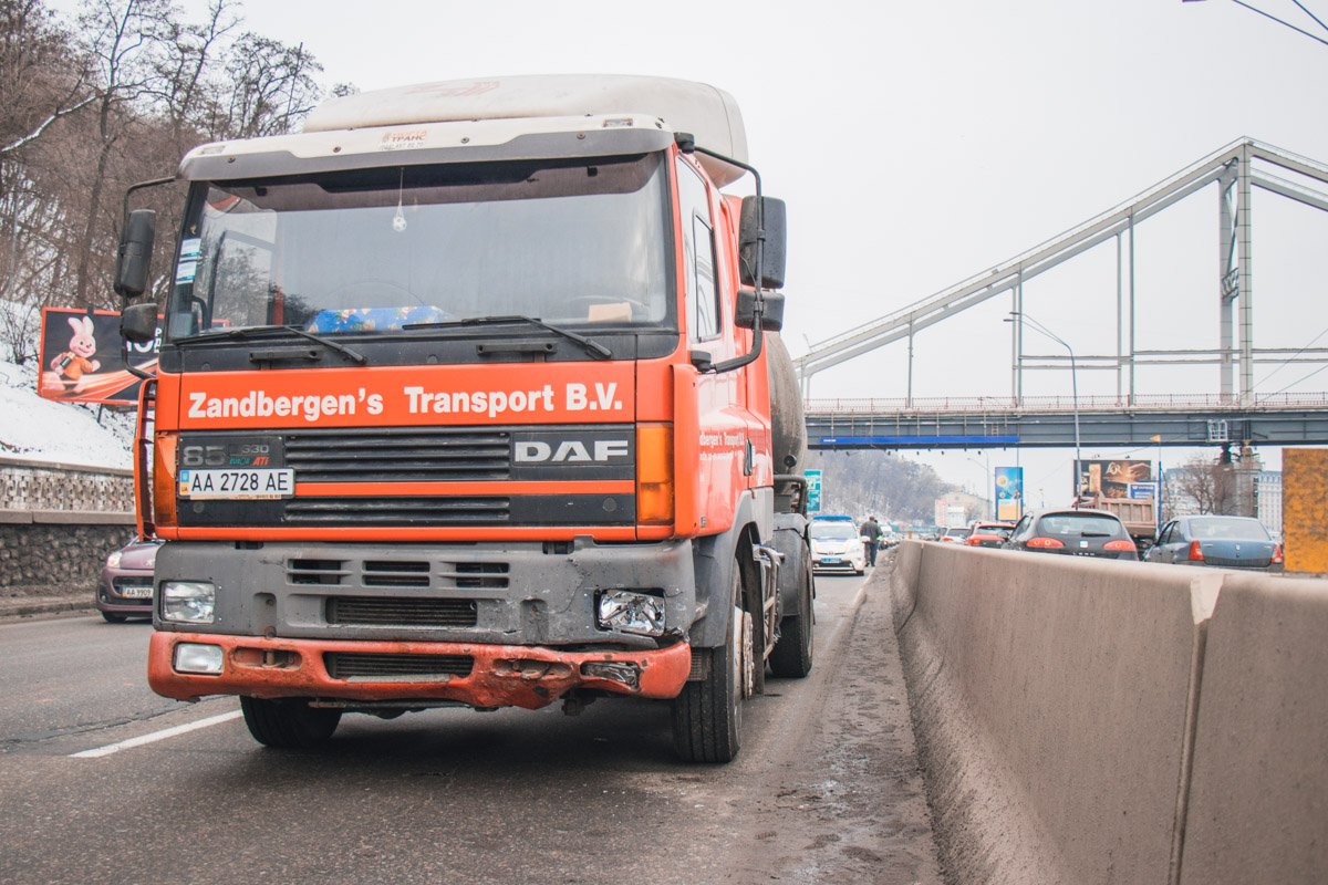 Грузовику попало меньше всего, у него разбита фара и пробит топливный бак