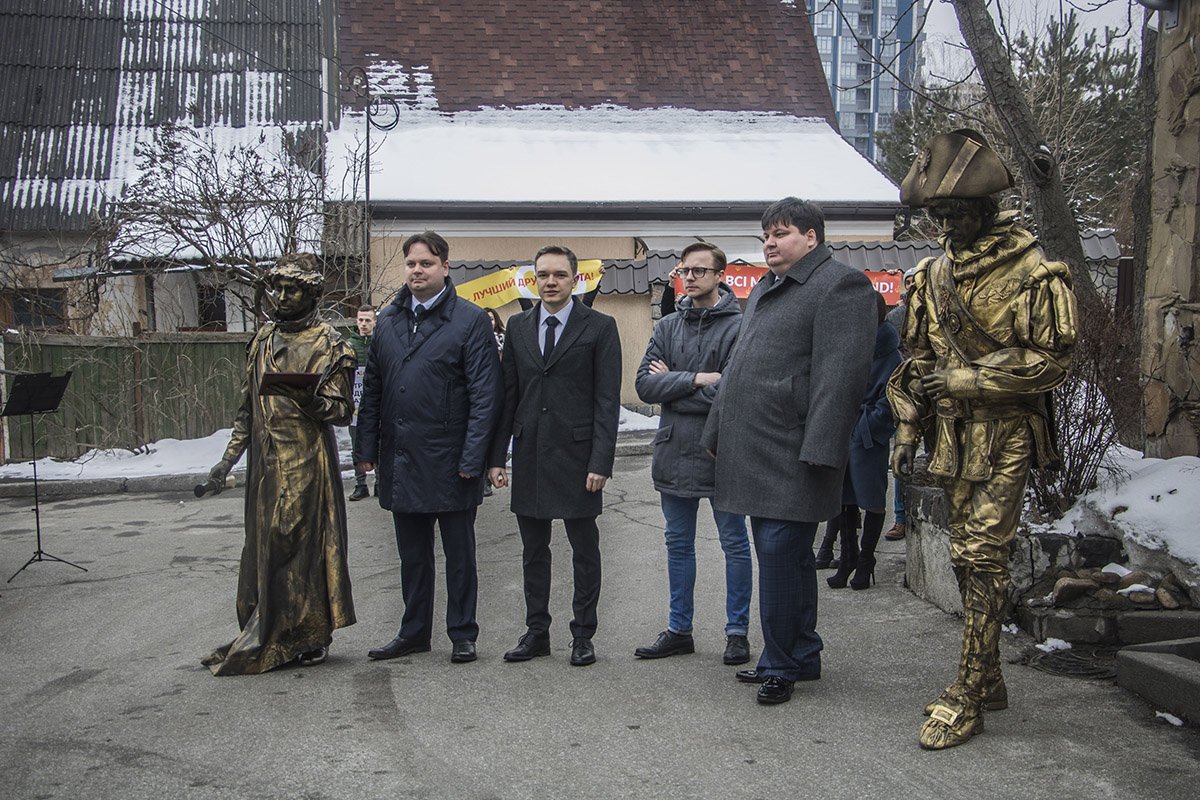 Члены общественной организации «Одесситы вместе» пришли в сопровождении основателя Одессы – герцога де Ришелье и создателя потемкинской лестницы – князя Потемкина