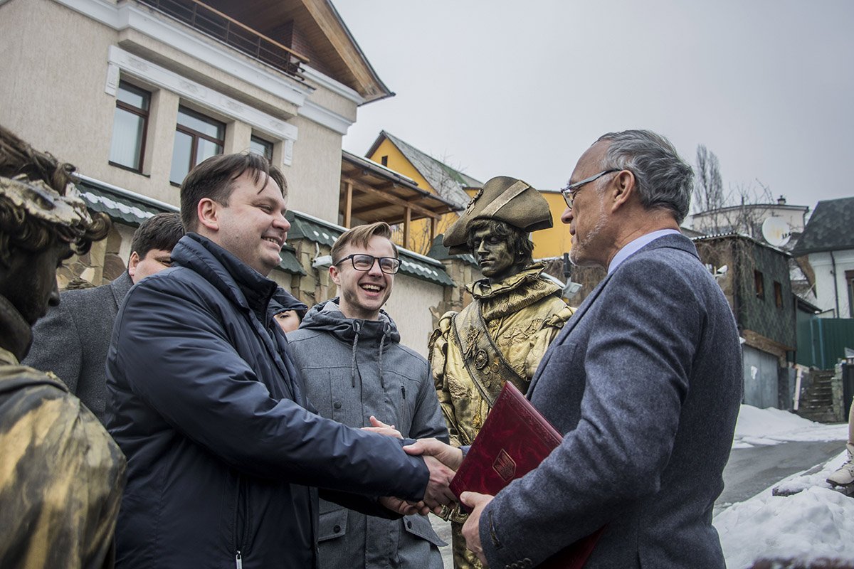 Одесситы передали консулу Гвидо Граувельсу личное приглашение на курорт