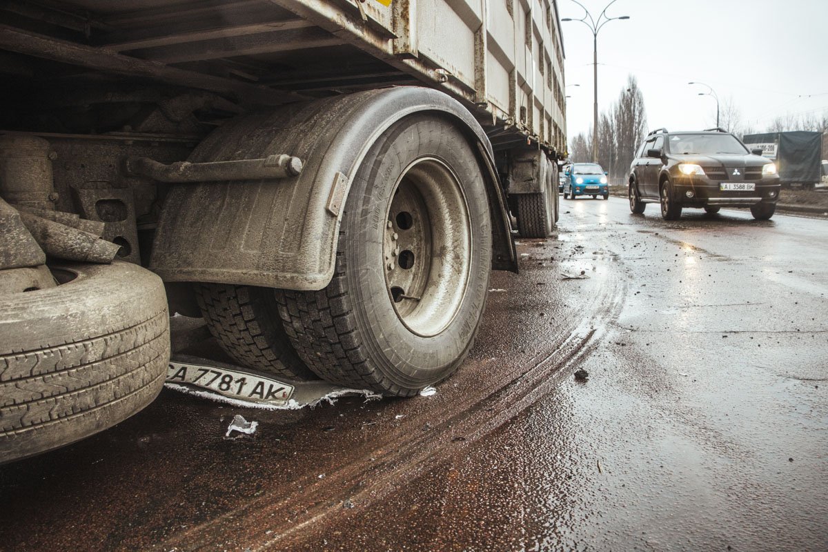 Грузовик въехал в машину инкассаторской службы