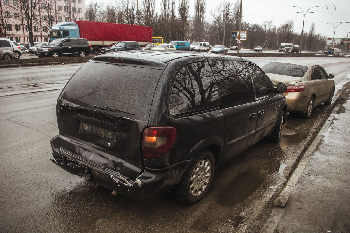 Вследствие удара машина инкассаторов врезалась в два других авто