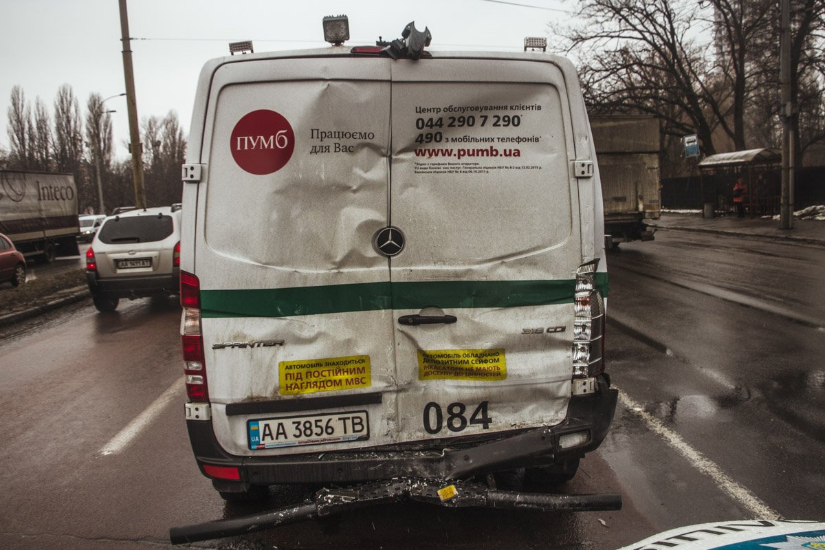 Помятый автомобиль инкассаторской службы