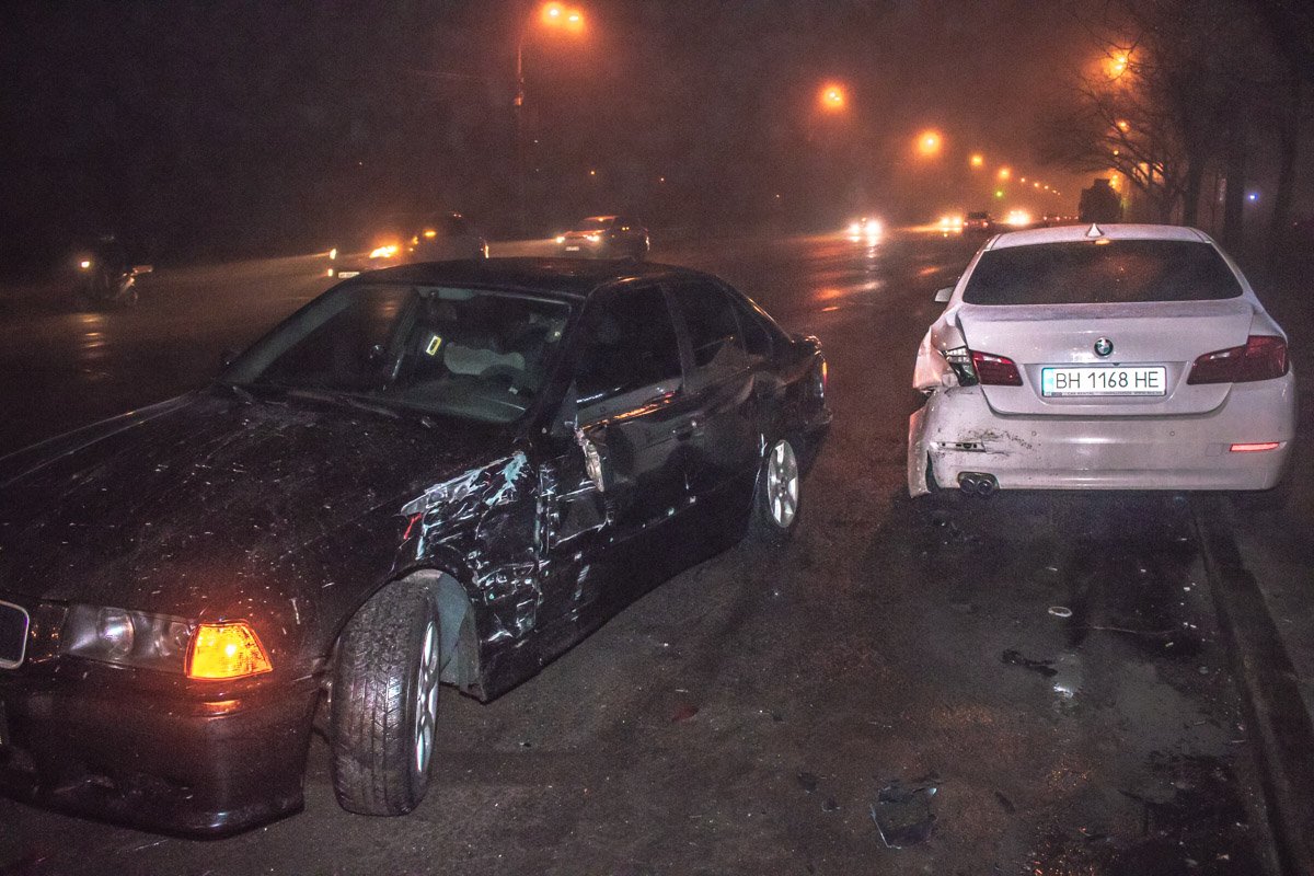 Черный BMW выезжал с улицы Березняковской и влетел во второй автомобиль